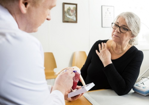 Болит сзади спины под лопатками слева