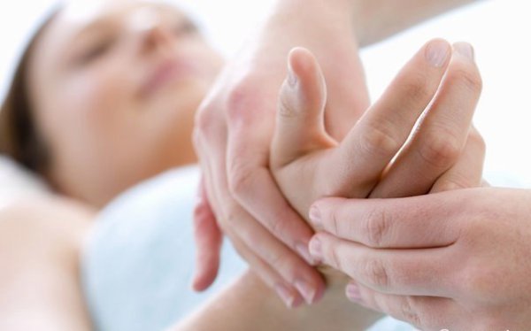 В положении стоя начинает болеть спина