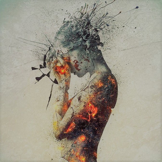 Женщина прижимает руки к лицу