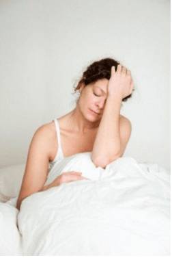 Почему когда человек переспал у него болит голова
