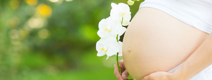 Беременная с цветком