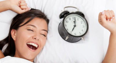 Почему когда человек переспал у него болит голова