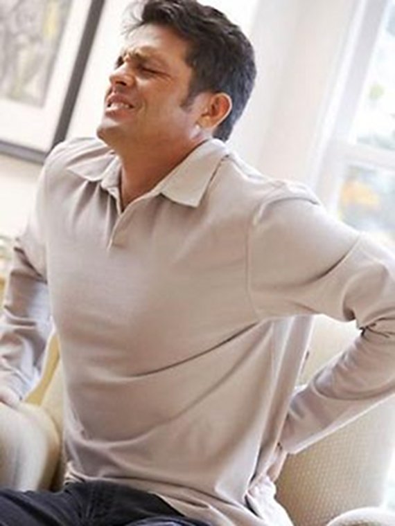 Сильные боли в пояснице – серьезное основание для обращения к специалисту.